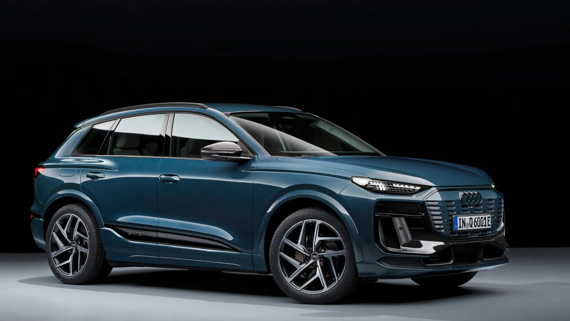 Side view of the new Audi Q6 e-tron.