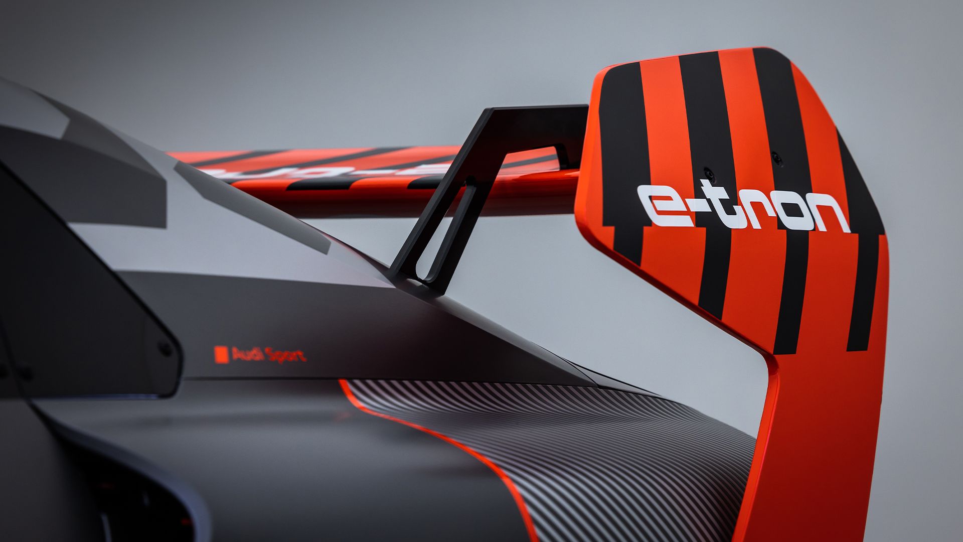 The rear wing of the Audi S1 e-tron quattro Hoonitron¹ is reminiscent of its historic inspiration, the Audi Sport quattro S1. Ken Block wants to use it to demonstrate how much potential there is in e-mobility. 
