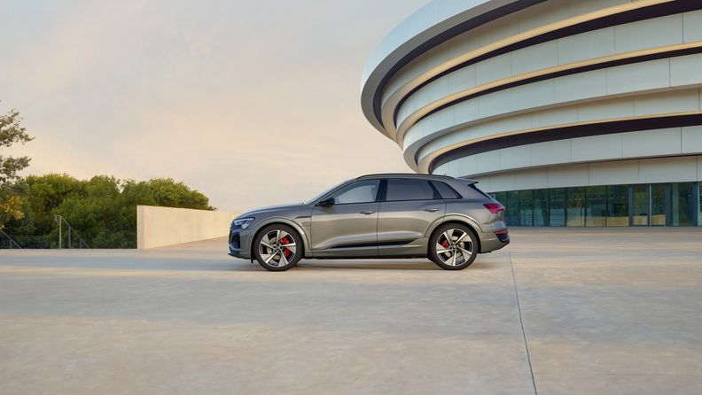 Der neue Audi Q8 Sportback e-tron an einer Ladestation