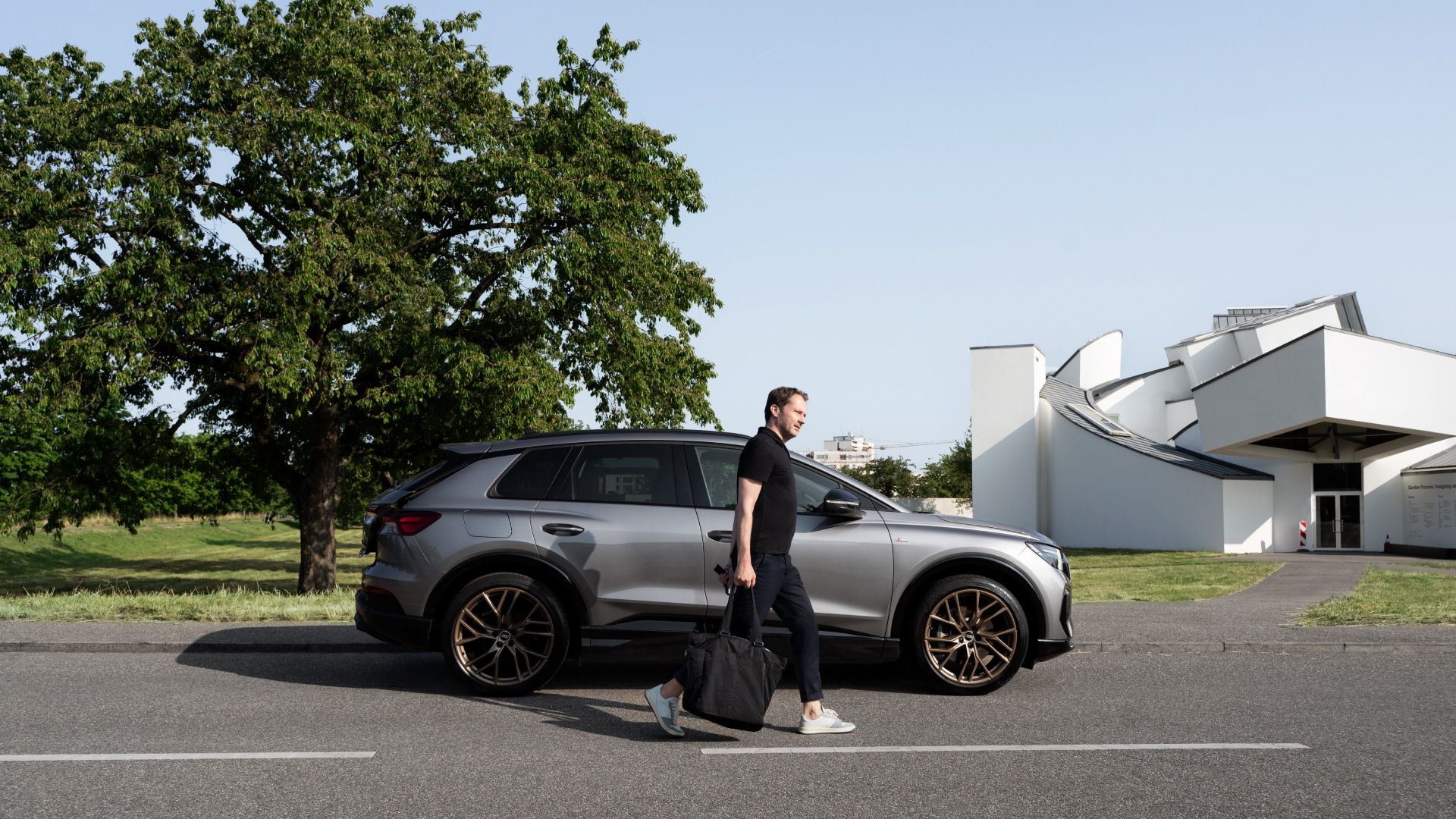 Dr Mateo Kries and the Audi Q4 e-tron in front of the Vitra Design Museum.