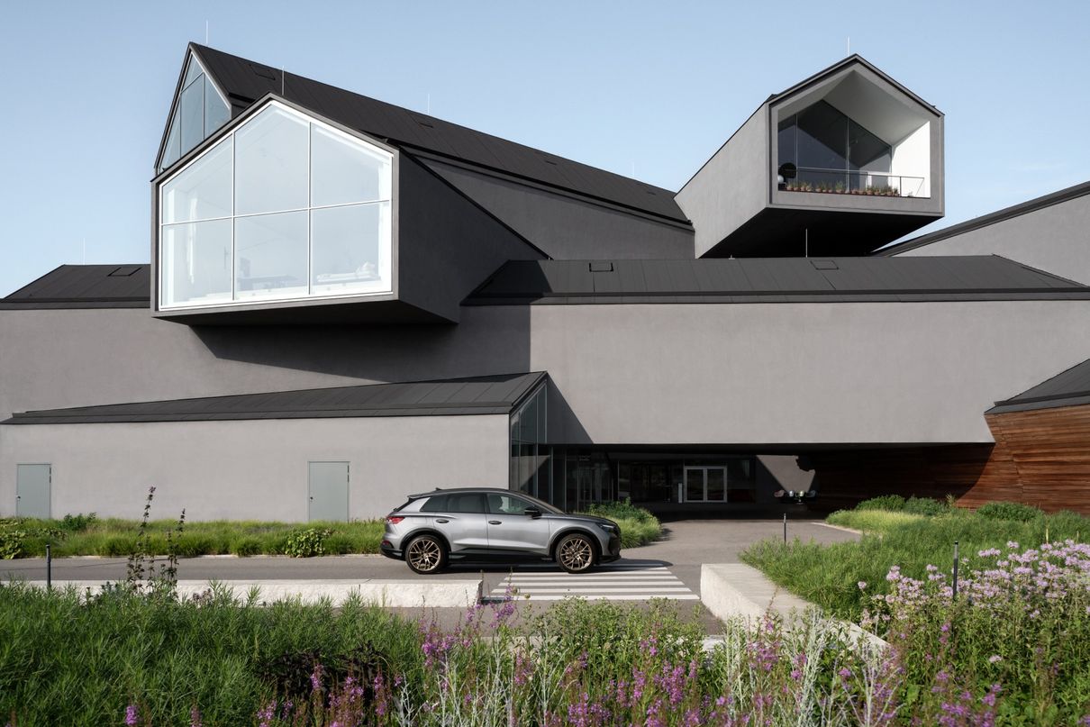 The Audi Q4 e-tron in front of the VitraHaus.