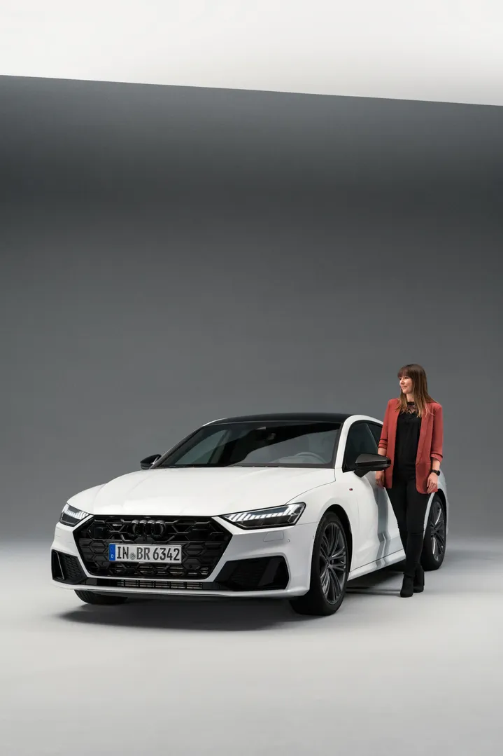 Stephanie Eckardt steht neben dem Audi A7 Sportback.